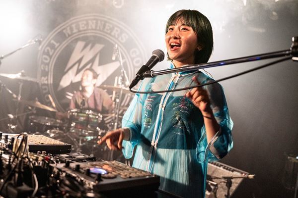 Wienners、脂が乗りまくった「爆裂ポップ・アイランド」全開のツアー初日をレポート！