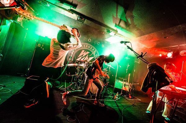 Wienners、脂が乗りまくった「爆裂ポップ・アイランド」全開のツアー初日をレポート！