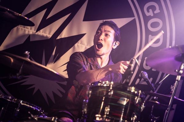 Wienners、脂が乗りまくった「爆裂ポップ・アイランド」全開のツアー初日をレポート！