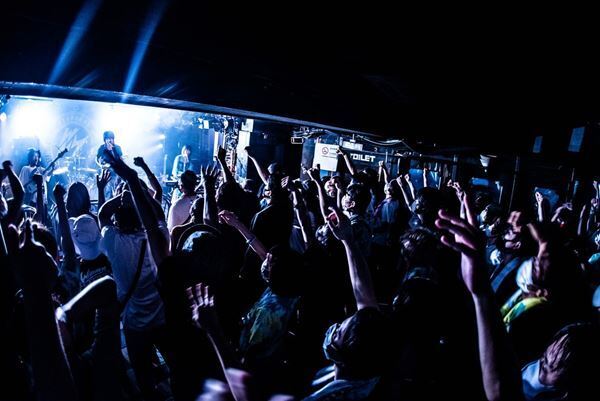 Wienners、脂が乗りまくった「爆裂ポップ・アイランド」全開のツアー初日をレポート！