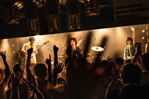 Wienners、脂が乗りまくった「爆裂ポップ・アイランド」全開のツアー初日をレポート！