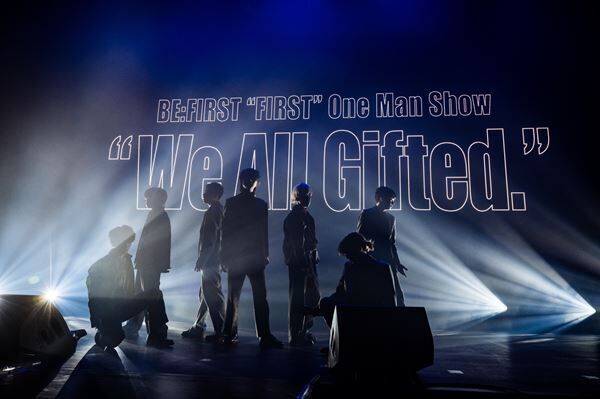 『“FIRST” One Man Show -We All Gifted.-』より 写真：ハタサトシ