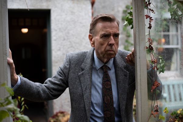 ギリーズ・マッキノン監督＆主演ティモシー・スポ―ルが撮影の裏側を語る　『君を想い、バスに乗る』特別映像公開