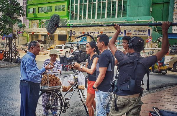 「この食べ物の物語の奥には、さらに大きな物語がある」監督が語る映画『ドーナツキング』