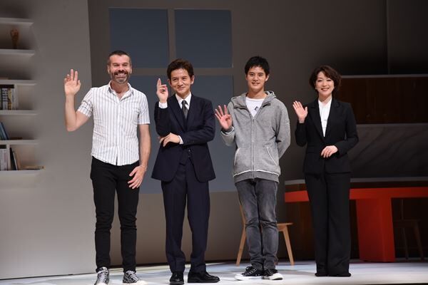 舞台『Le Fils(ル・フィス) 息子』記者会見より、左からラディスラス・ショラー、岡本健一、岡本圭人、若村麻由美