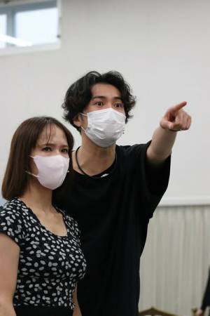 手作り感満載！ドタバタだけではない名演に期待が高まる『THE 39 STEPS ザ・サーティーナイン・ステップス』稽古場レポート