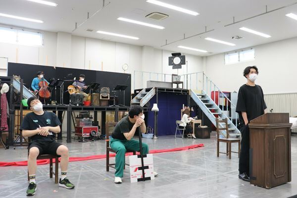 手作り感満載！ドタバタだけではない名演に期待が高まる『THE 39 STEPS ザ・サーティーナイン・ステップス』稽古場レポート