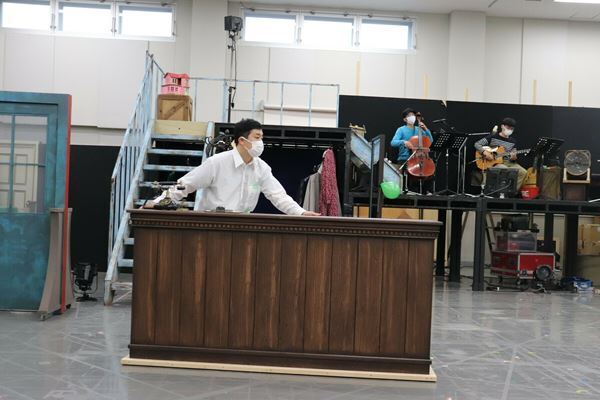 手作り感満載！ドタバタだけではない名演に期待が高まる『THE 39 STEPS ザ・サーティーナイン・ステップス』稽古場レポート