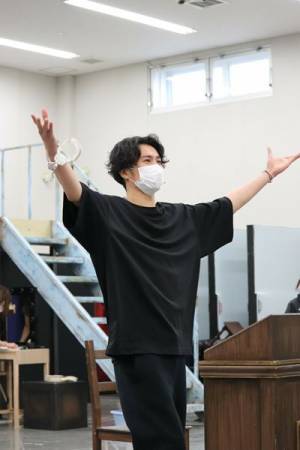 手作り感満載！ドタバタだけではない名演に期待が高まる『THE 39 STEPS ザ・サーティーナイン・ステップス』稽古場レポート