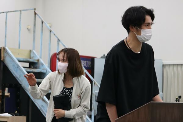 手作り感満載！ドタバタだけではない名演に期待が高まる『THE 39 STEPS ザ・サーティーナイン・ステップス』稽古場レポート