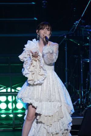 鈴木愛理が生バンド編成で初披露曲連発、2年ぶりワンマンライブを日本武道館で開催