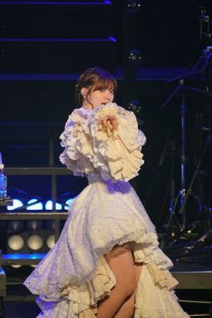 鈴木愛理が生バンド編成で初披露曲連発、2年ぶりワンマンライブを日本武道館で開催