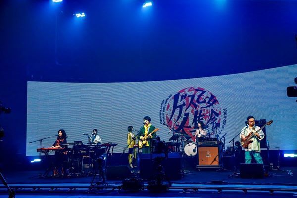 【ゲスの極み乙女。】初の生配信ライブレポ！　アリーナで趣向を凝らした大忘年会！