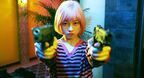 橋本環奈、二丁拳銃でクールに決める　『バイオレンスアクション』場面写真公開