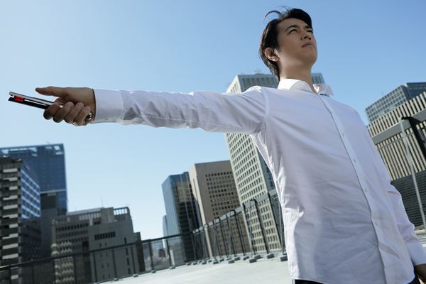 ‟ベーターカプセル”を掲げる斎藤工の姿が　『シン・ウルトラマン』場面写真公開