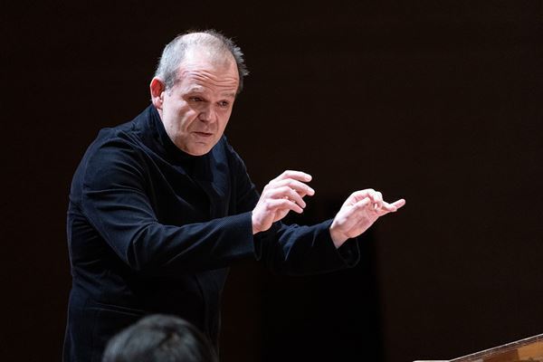 話題の指揮者が登場する都響の貴重映像放映決定！