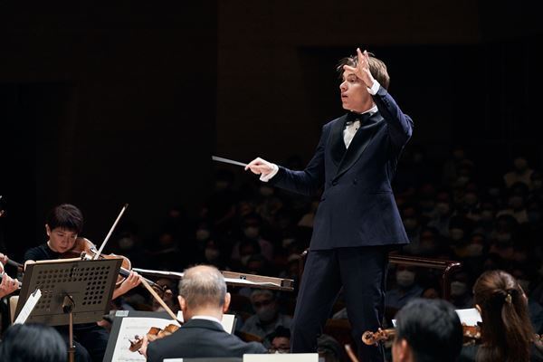 話題の指揮者が登場する都響の貴重映像放映決定！