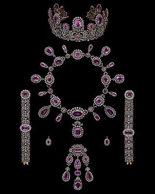 ヴュルテンベルク王室旧蔵ピンク・トパーズとダイヤモンドのパリュール 個人蔵、協力：アルビオン アート・ジュエリー・インスティテュート