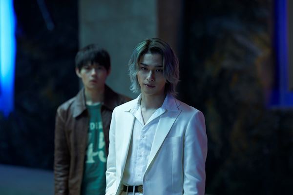 横浜流星VS.三浦翔平の”死のババ抜き”　映画『嘘喰い』迫力満点の新映像公開