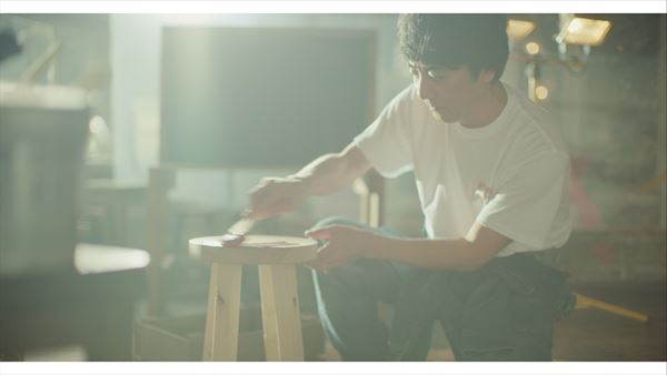 山崎まさよし、趣味のDIYを楽しむ「虹のつづき」MVティザー公開