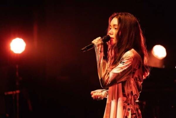 安田レイ、初のビルボードライブ東京公演でJQ from Nulbarichとコラボ曲を披露
