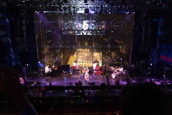 安田レイ、初のビルボードライブ東京公演でJQ from Nulbarichとコラボ曲を披露