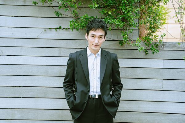 草彅剛、再び挑む『アルトゥロ・ウイの興隆』で、さらに不気味に人々を熱狂させる