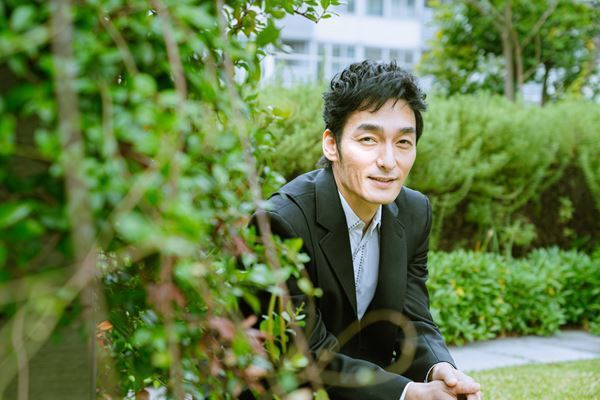 草彅剛、再び挑む『アルトゥロ・ウイの興隆』で、さらに不気味に人々を熱狂させる