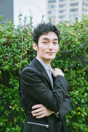 草彅剛、再び挑む『アルトゥロ・ウイの興隆』で、さらに不気味に人々を熱狂させる