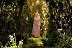 『マレフィセント2』でエル・ファニングの夢叶う　“あのドレス”をまとったオーロラ姫の画像が公開