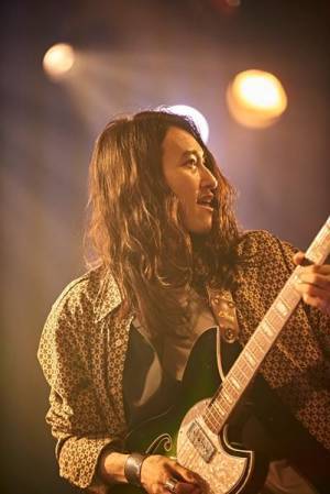 Amber's、ワンマンライブでメジャーデビューを発表「“AUTHENTIC”を着てメジャーで戦っていきます」