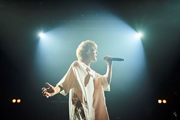 Amber's、ワンマンライブでメジャーデビューを発表「“AUTHENTIC”を着てメジャーで戦っていきます」