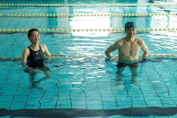 綾瀬はるか、長谷川博己の“泳げない”演技にニッコリ　『はい、泳げません』メイキング映像＆60秒本予告公開