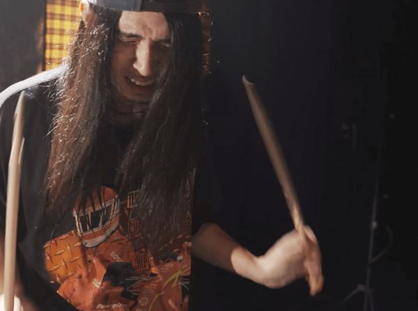 【レポート】w.o.d.がオルタナ/グランジロックの系譜と進化を見せつけた“画期的“配信ライブ