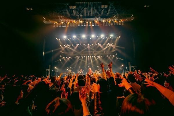 石崎ひゅーい、2年分の想いが詰まったバンド編成ツアーファイナル「全部放出していこうと思います！」