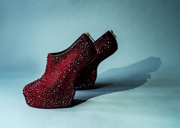 レディー・ガガ着用のシリーズ最新作も　舘鼻則孝の新作個展、開催中