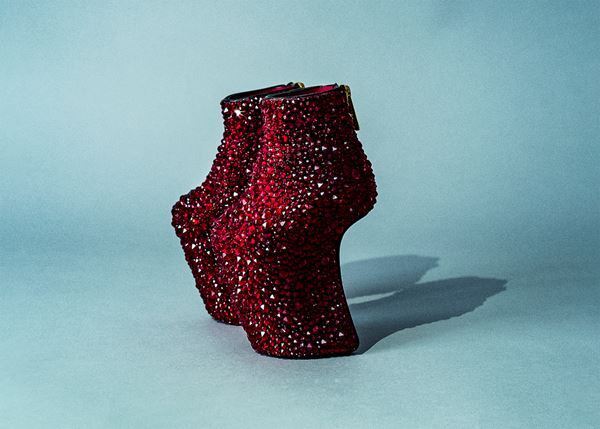 レディー・ガガ着用のシリーズ最新作も　舘鼻則孝の新作個展、開催中