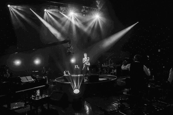 平井堅、毎年恒例『Ken’s Bar』を全編モノクロ映像で配信