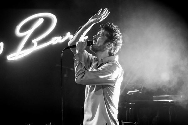 平井堅、毎年恒例『Ken’s Bar』を全編モノクロ映像で配信