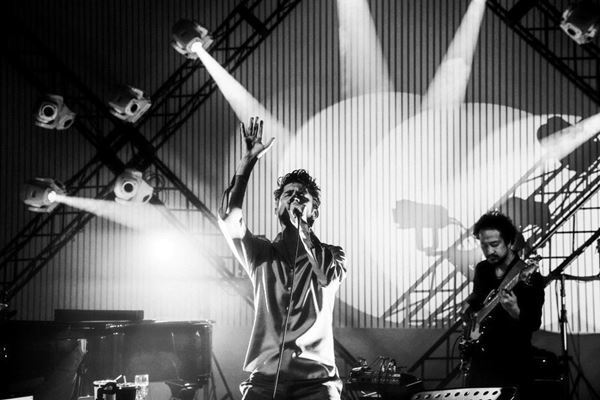 平井堅、毎年恒例『Ken’s Bar』を全編モノクロ映像で配信