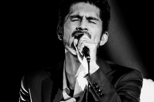 平井堅、毎年恒例『Ken’s Bar』を全編モノクロ映像で配信