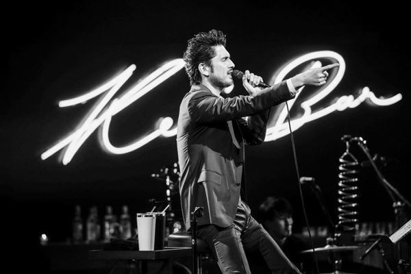 平井堅、毎年恒例『Ken’s Bar』を全編モノクロ映像で配信