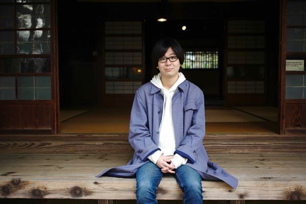 三浦直之が「透明な防潮堤」をモチーフにしたロロの新作を語る