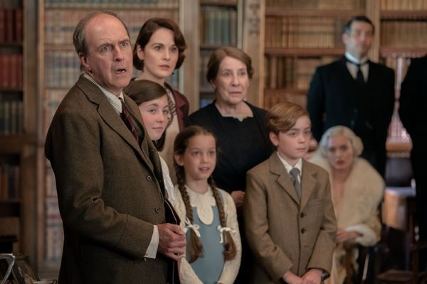 愛されキャラ・”モールズリーさん”が物語のあらすじをレクチャー　『ダウントン・アビー／新たなる時代へ』特別映像公開