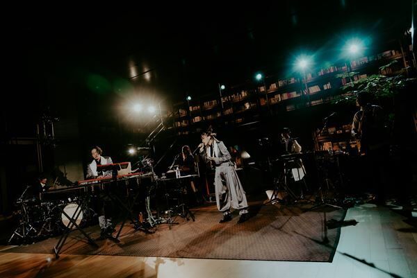 YOASOBI、28万人が同時視聴した配信ライブ『SING YOUR WORLD』レポート　吹奏楽部員170人とのコラボも