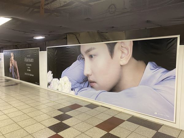 東方神起チャンミン、ミニアルバム『Human』の特大ボードが東京メトロ新宿駅に登場