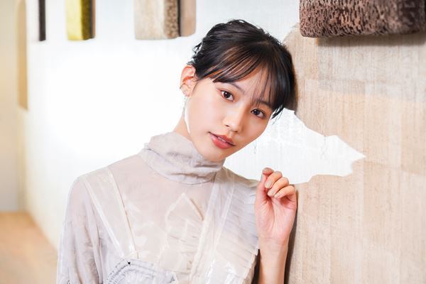 緊迫感あふれる映画の“唯一の癒し”に。女優・南沙良、18歳の今