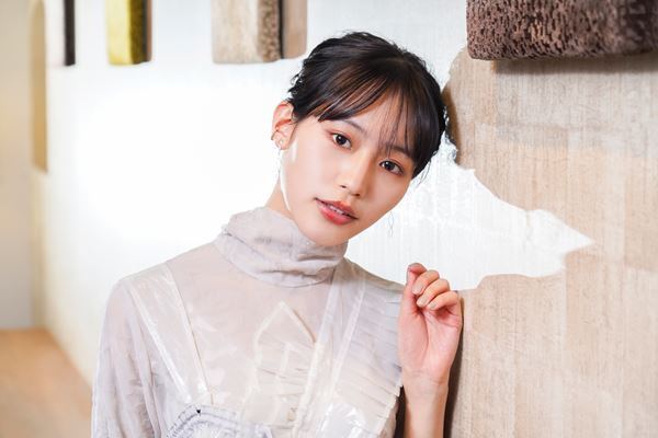 緊迫感あふれる映画の“唯一の癒し”に。女優・南沙良、18歳の今