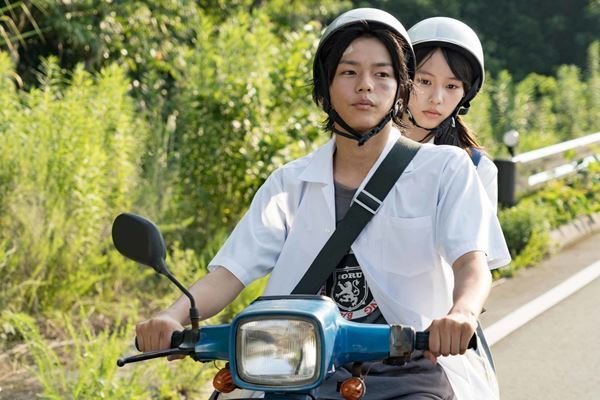 緊迫感あふれる映画の“唯一の癒し”に。女優・南沙良、18歳の今