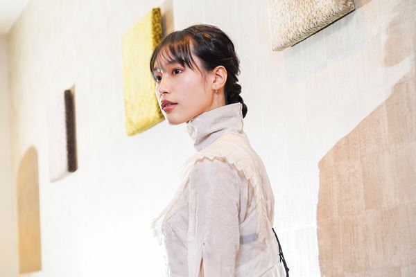 緊迫感あふれる映画の“唯一の癒し”に。女優・南沙良、18歳の今